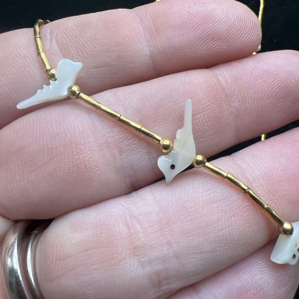 Vintage Mother of Pearl Bird Fetish Gold Tone Barrel Clasp 15" Long Necklace - Picture 2 of 6
